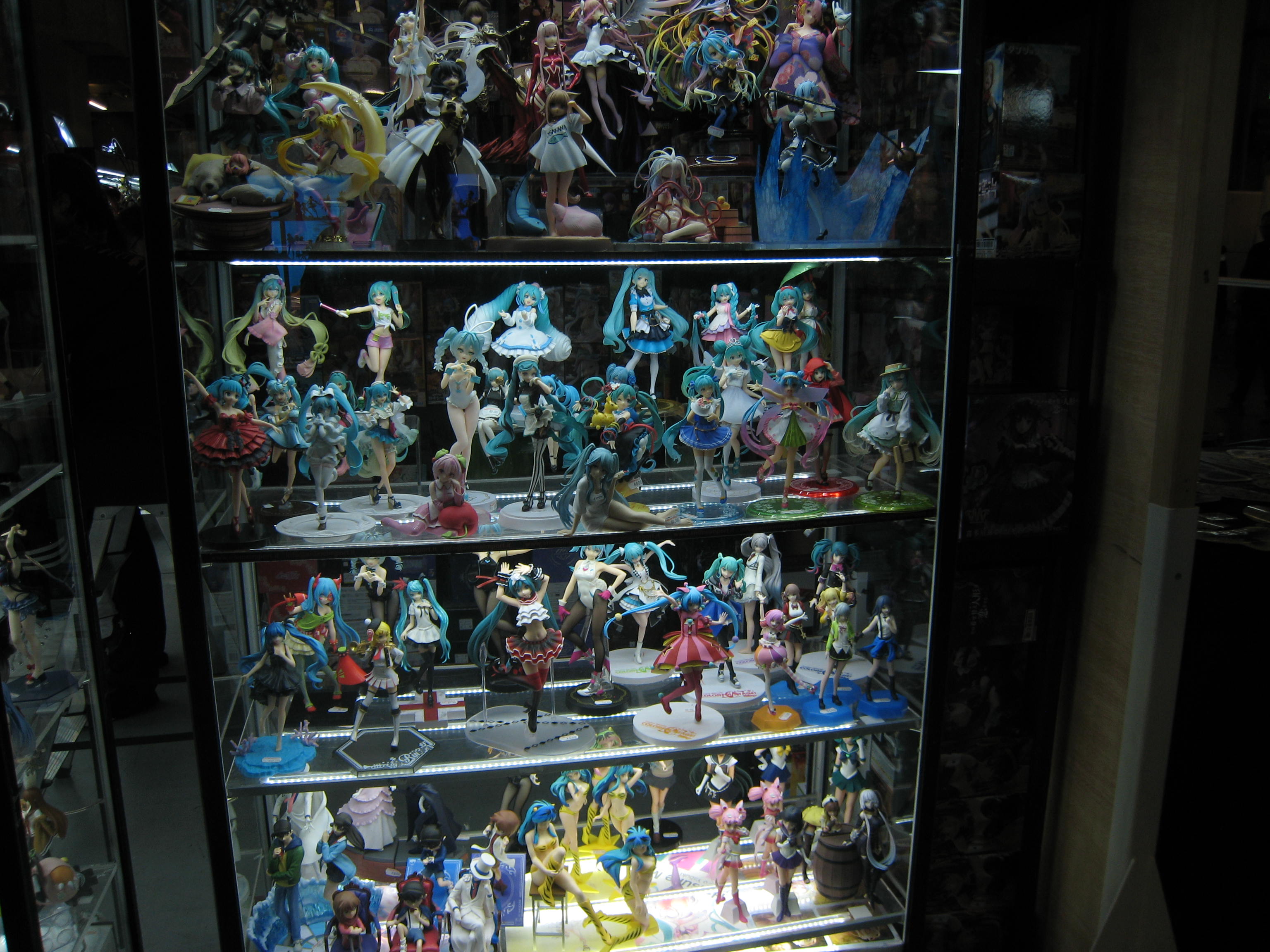SO MANY MIKUS!